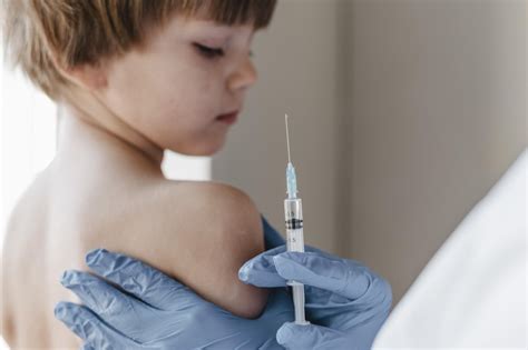 Naujagimis gauna hepatito B skiepą