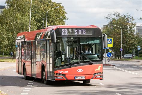 Autobuso stotelė ir viešasis transportas mieste