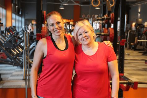 Mamytė su vežimėliu sportuoja parke