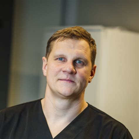 Nuotrauka, vaizduojanti gydytojo atliekamą dubens srities palpacija ir judesių įvertinimą.