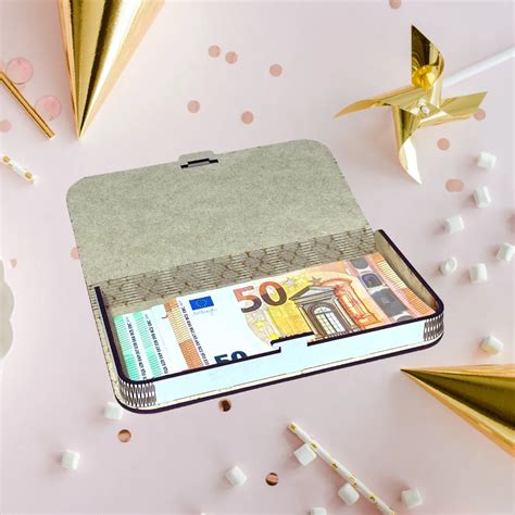 Simbolinis vokelis su pinigais