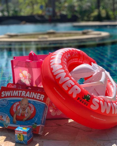 Kūdikis Swimtrainer plaukimo rate mokosi plaukti