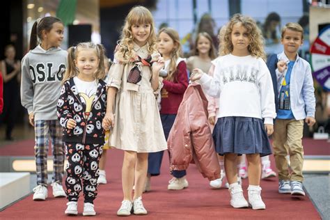 Mokyklinių drabužių kolekcija įvairaus amžiaus vaikams