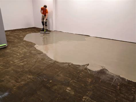 Savaime išsilyginančio mišinio liejimas ant grindų paviršiaus