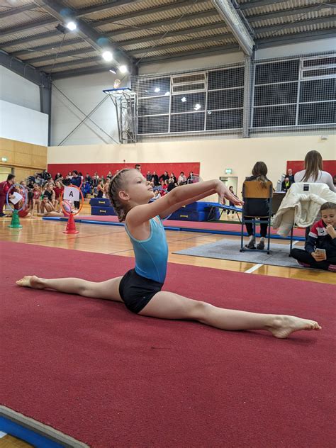 Vaikas, užsiimantis gimnastika