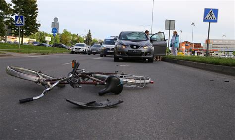 Nuotrauka su uždegtomis žvakėmis avarijos vietoje