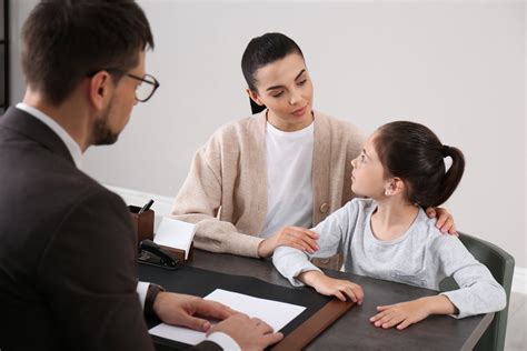 Tėvai su vaiku oro uoste