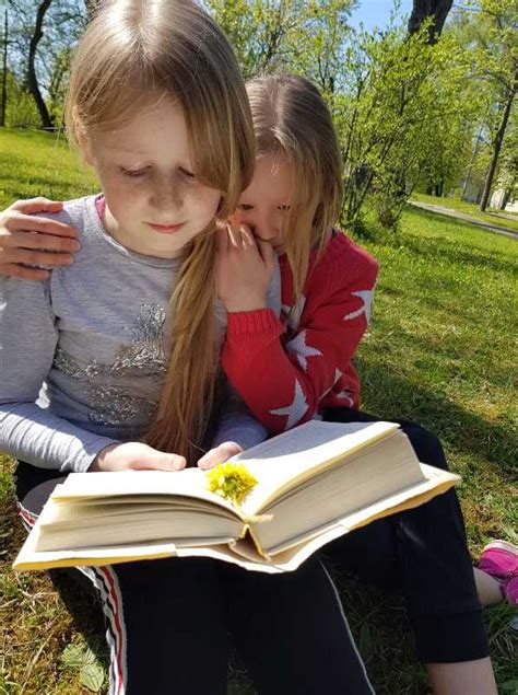 Vaikai skaito Bibliją lauke