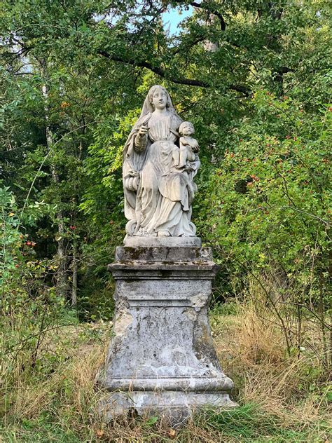 Kunigas laimina krikšto mamą su kūdikiu