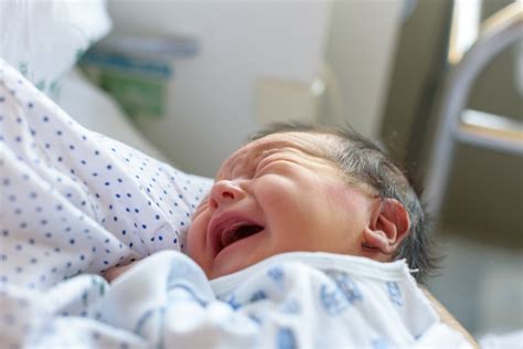 Mama su naujagimiu po Cezario pjūvio