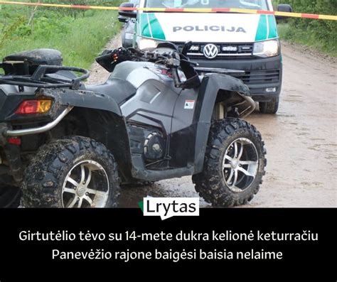 Vaikas, važiuojantis benzininiu keturračiu su šalmu