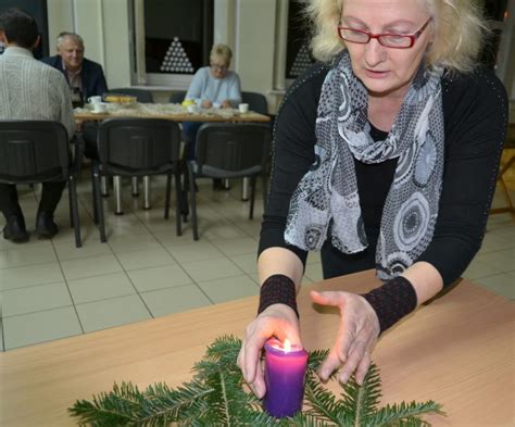 Rankos, laikančios degančią žvakę, simbolizuojančią viltį ir išmintį