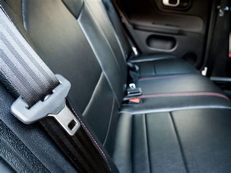 Nuotrauka, kurioje matyti, kaip vaikui ant kelių uždedamas papildomas saugos diržas