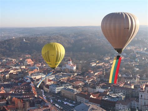 Nuotrauka, kurioje vaikas su tėvais skrenda oro balionu
