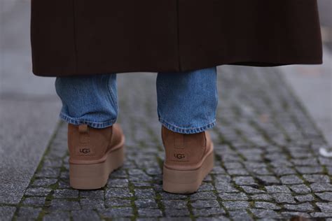 Įvairių Clarks batų modelių koliažas