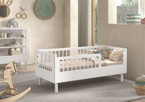 vaikiškos lovytės su patalyne interjere