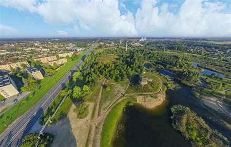 Vienintelis vaikas, žaidžiantis vienas su žaislais