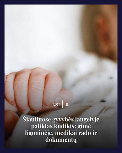 Suaugęs žmogus laiko kūdikį ant dilbio pilvuku žemyn