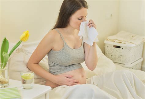 Moteris daro kvėpavimo pratimus nėštumo metu