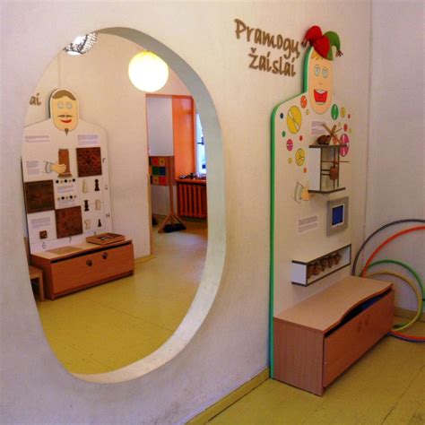 žaislų išdėstymas aplink kūdikį