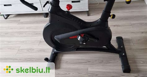Dviratis treniruoklis ir sportuojantis žmogus