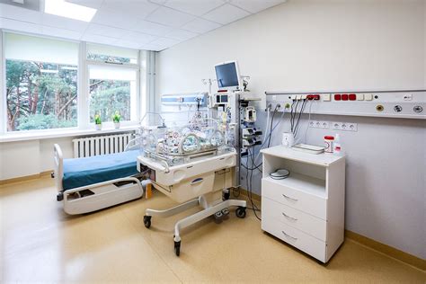 Nuotrauka su neišnešiotu naujagimiu inkubatoriuje ir jo tėvais