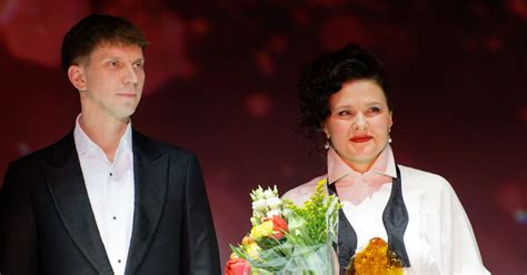 Operos solistė V. Miškūnaitė atliekanti buitinius darbus (simbolinė)