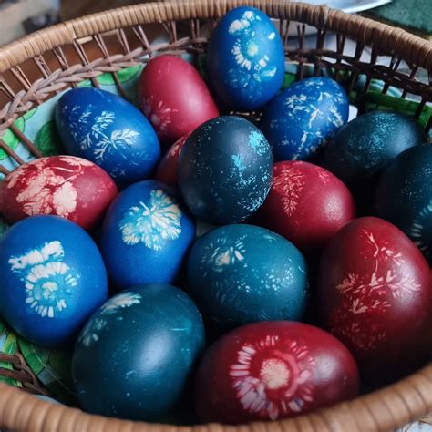 Natūraliais dažais marginti Velykų kiaušiniai