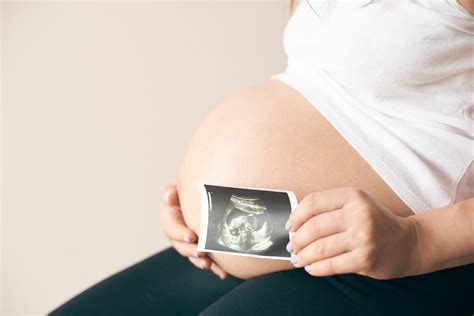 Gimdymą pranašaujantys požymiai: pilvo nusileidimas, gleivių kamštis, vandenų nutekėjimas