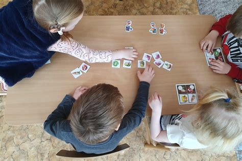 Vaikai žaidžia stalo žaidimus gimtadienio vakarėlyje