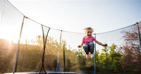 vaikas šokinėja ant batuto