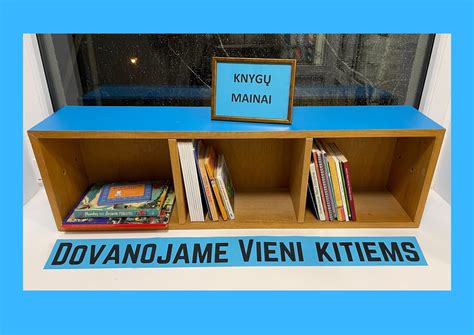 Vaikų knygų bibliotekos lentyna su įvairių kalbų knygomis