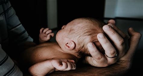 Kūdikis, mokantis laikyti galvą