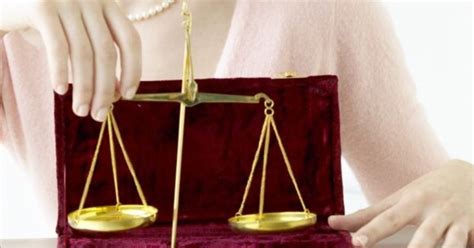 Teisingumo svarstyklės su būsto simboliu