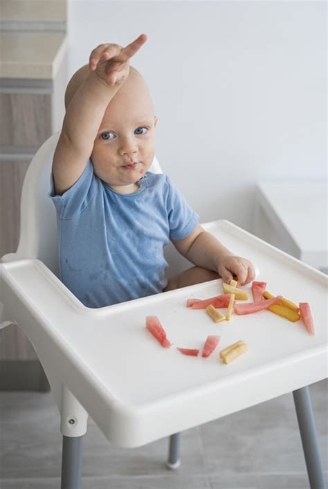 kūdikis valgo maistą gabaliukais