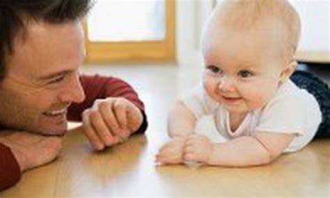 9 mėnesių kūdikis, laikantis už atramos