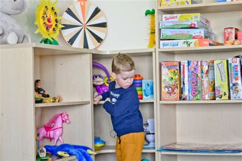 Auklės prižiūri vaikus žaidimų aikštelėje
