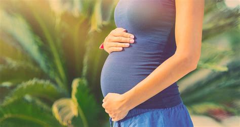 Nėščios moters glostomas pilvas