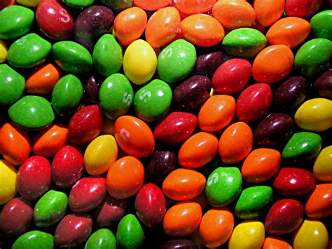 Skittles saldainių vaivorykštė lėkštėje