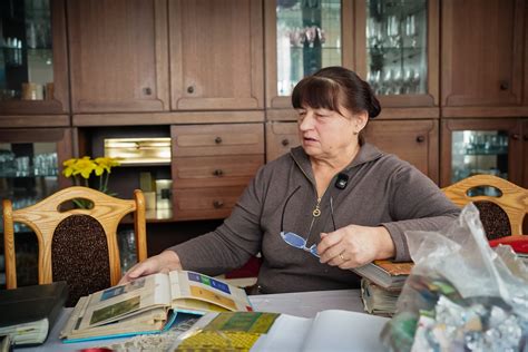 Moters, gimdančios namuose su artimųjų palaikymu, vizija