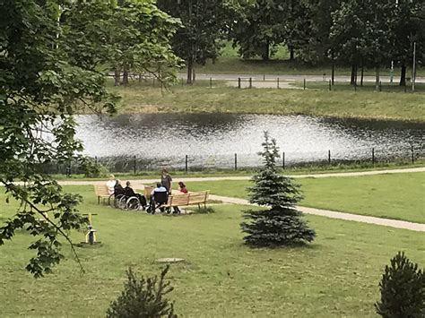 Nėščioji giliai kvėpuoja gryname ore