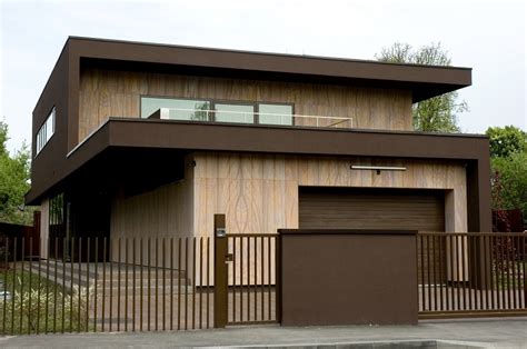 Užusalių senelių namų fasadas ir apželdinta aplinka