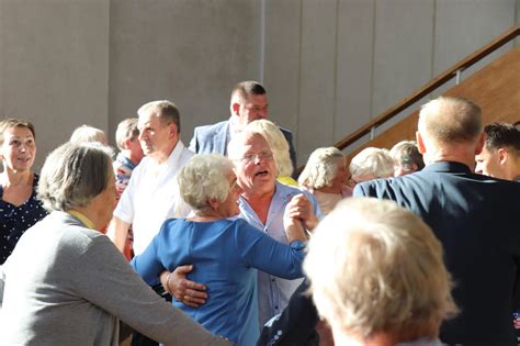 Laimingi senjorai bendrauja bendroje erdvėje globos namuose