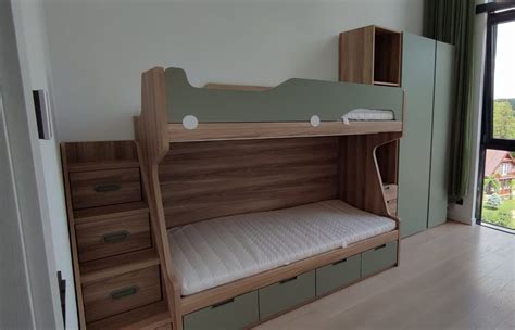 Dviaukštės lovos su integruotais baldais