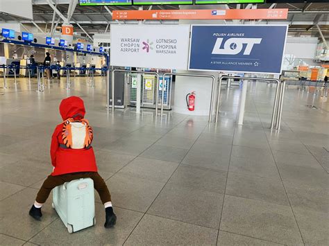 Nuotrauka, vaizduojanti šeimą, ruošiančią dokumentus kelionei