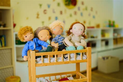 Vaiko ranka, laikanti du skirtingus žaislus, simbolizuojanti konfliktą dėl žaislo.