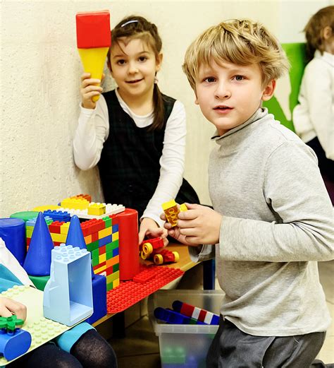 Vaikai mokosi anglų kalbos žaidžiant