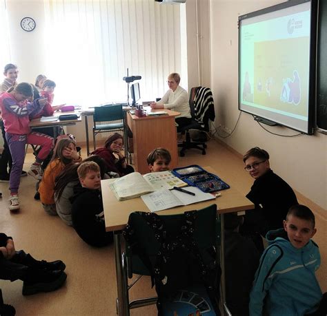 vaikai dalyvaujantys interaktyvioje anglų kalbos pamokoje
