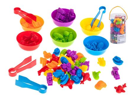 rūšiavimo žaidimas su spalvotais makaronais