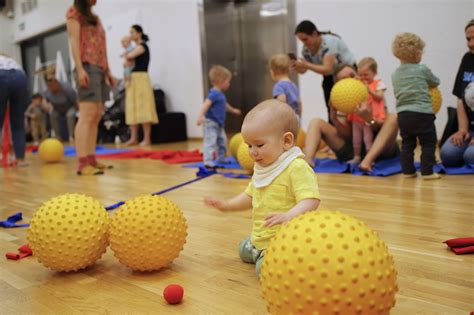 Tėvai sportuoja su kūdikiais